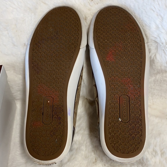 Coach - Picture 4 of 9